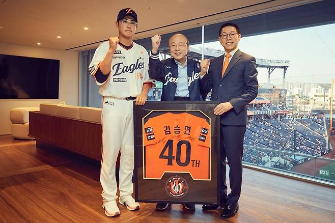 김승연 한화그룹 회장(가운데)이 지난 4월 한화 이글스 창단 40주년 및 신축구장 개장 축화를 위해 대전 한화생명볼파크를 방문해 한화이글스 주장 채은성(왼쪽), 박종태 이글스 대표이사와 기념 촬영을 하고 있다. [한화그룹 제공]