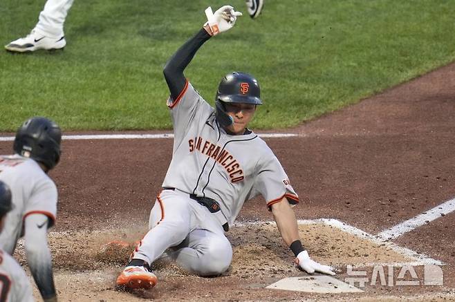 [피츠버그=AP/뉴시스] 샌프란시스코 자이언츠의 이정후가 5일(현지 시간) 미 펜실베이니아주 피츠버그의 PNC 파크에서 열린 2025 메이저리그 피츠버그 파이리츠와의 경기 6회 초 2루타 진루 후 패트릭 베일리의 적시타에 득점하고 있다. 2025.08.06.