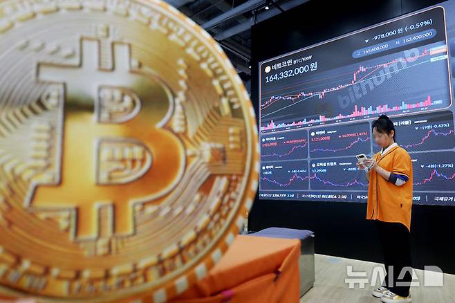 [서울=뉴시스] 김진아 기자 = 동반 강세를 펼쳤던 비트코인과 이더리움이 미국 7월 소비자물가지수(CPI) 발표에 대한 경계감에 횡보세를 나타내고 있는 12일 서울 강남구 빗썸라운지에 전광판에 비트코인 등 가상화폐 시세가 나오고 있다. 2025.08.12. bluesoda@newsis.com
