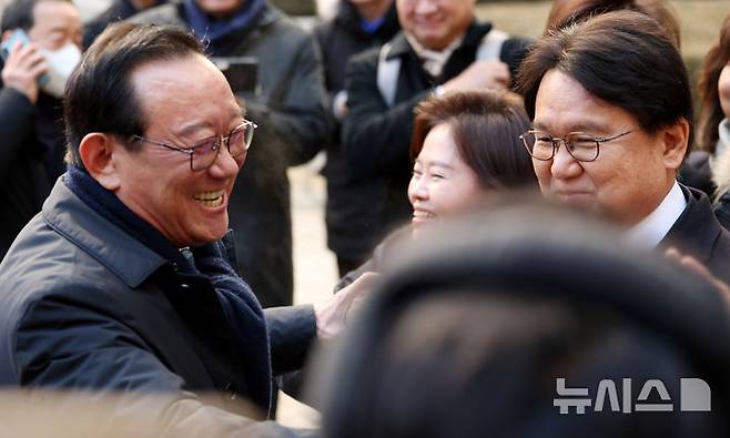 [서울=뉴시스] 추상철 기자 = 송철호(왼쪽) 전 울산시장과 황운하 조국혁신당 원내대표가 지난 2월4일 오전 서울 서초구 서울고등법원에서 열린 '청와대 하명수사 및 선거개입 의혹'과 관련 항소심선고공판에서 무죄를 선고 받은 후 기뻐하고 있다. 2025.02.04. scchoo@newsis.com