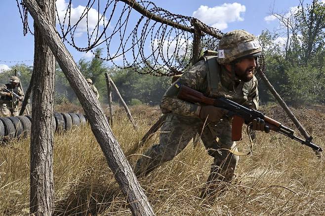 [자포리자=AP/뉴시스] 13일(현지 시간) 우크라이나 자포리자에서 65기계화여단 소속 병사들이 훈련하고 있다. 2025.08.14.