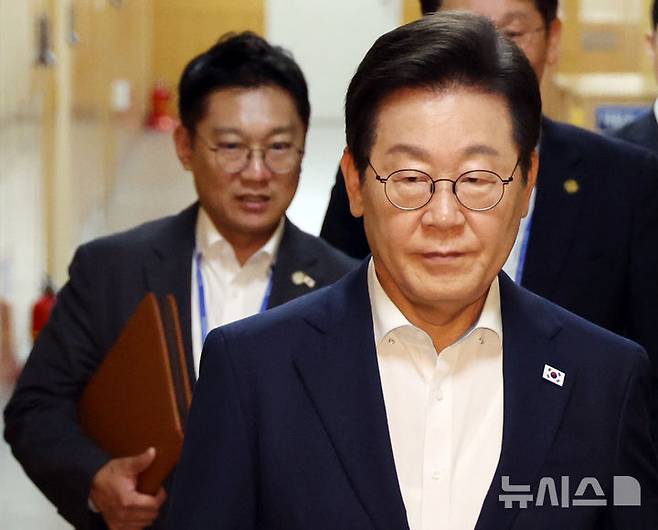 [서울=뉴시스] 고범준 기자 = 이재명 대통령이 14일 서울 용산 대통령실 청사에서 열린 제7차 수석보좌관회의에 입장하고 있다. (대통령실통신사진기자단) 2025.08.14. bjko@newsis.com