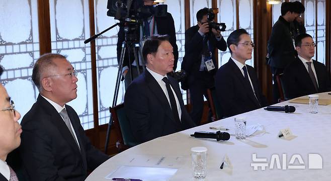 [서울=뉴시스] 조수정 기자 = 4대그룹 총수가 1일 서울 종로구 총리공관에서 열린  한덕수 대통령 권한대행 국무총리 주재 경제안보전략TF 회의에 참석하고 있다. 왼쪽부터 정의선 현대차그룹 회장, 대한상공회의소 회장인 최태원 SK회장, 이재용 삼성전자 회장, 구광모 LG회장. (대통령실통신사진기자단) 2025.04.01. chocrystal@newsis.com
