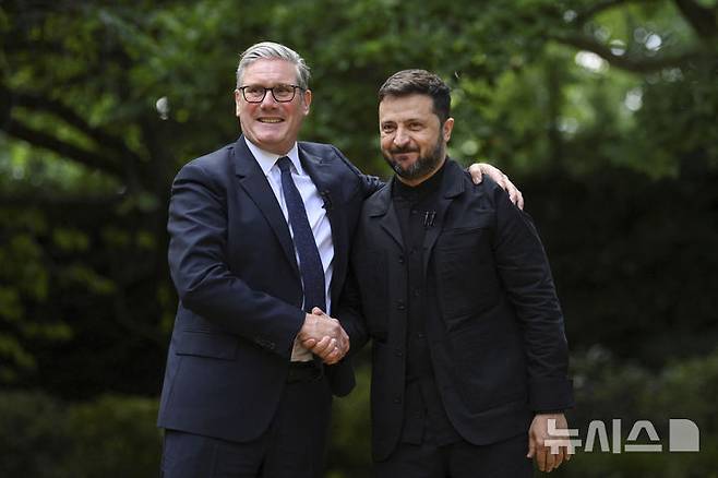 [런던=AP/뉴시스] 볼로디미르 젤렌스키 우크라이나 대통령이 미국-러시아 정상회담 하루 앞인 14일(현지 시간) 영국을 찾아 키어 스타머 총리를 만난다. 사진은 젤렌스키 대통령과 스타머 총리가 6월23일 런던 총리 관저에서 만나 악수하는 모습. 2025.08.14.