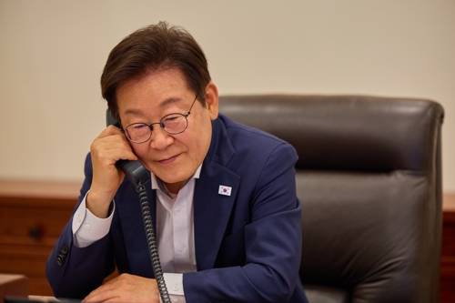 이재명 대통령, 필리핀 마르코스 대통령과 전화 통화 이재명 대통령, 필리핀 마르코스 대통령과 전화 통화     (서울=연합뉴스) 이재명 대통령이 14일 서울 용산 대통령실 청사에서 페르디난드 마르코스 필리핀 대통령과 전화 통화를 하고 있다. 2025.8.14 [대통령실 제공. 재판매 및 DB 금지]     photo@yna.co.kr (끝)   <저작권자(c) 연합뉴스, 무단 전재-재배포, AI 학습 및 활용 금지>