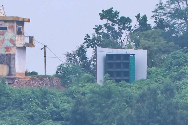 11일 경기도 파주시 접경지역에서 바라본 북한군 초소 옆에 대남 확성기가 설치돼 있다. 연합뉴스