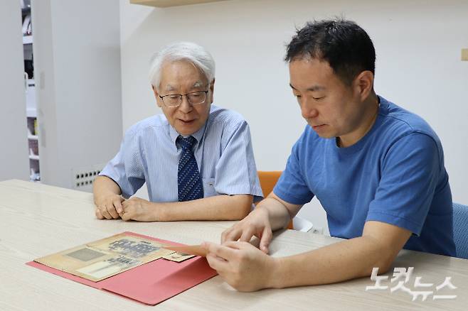 전충식 지사의 아들 전명욱(76)씨와 외손자 조진서(46)씨가 전 지사의 당시 사진을 보고 있다. 임성민 기자