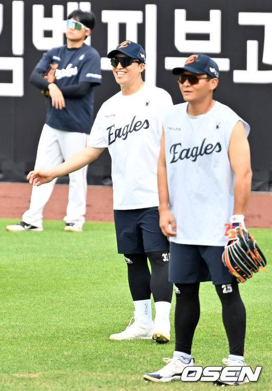 [OSEN=대전, 민경훈 기자] 한화 손아섭이 외야 수비 훈련을 하며 김태연과 함께 미소짓고 있다. 2025.08.07 / rumi@osen.co.kr