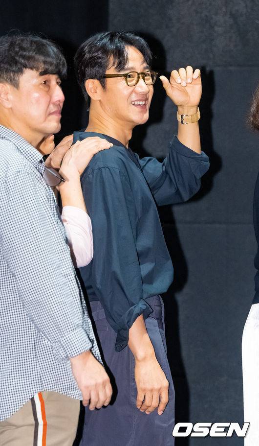 [OSEN=박준형 기자] 14일 오후 서울 코엑스 메가박스에서 영화 '마지막 숙제' 가족시사회 및 무대인사가 진행됐다.'마지막 숙제'는 임시 담임이 된 교사와 각자 색으로 마지막 숙제를 완성해가는 아이들 이야기로 성매매 혐의에 대해 벌금 100만원 약식기소 처분을 받은 후 활동을 중단했던 배우 엄태웅의 복귀작이다.퇴장하던 엄태웅이 미소 짓고 있다. &nbsp; 2025.08.14 / soul1014@osen.co.kr