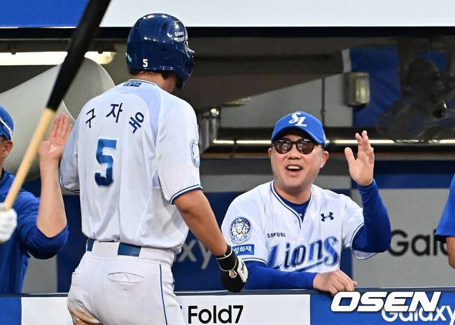 [OSEN=대구, 이석우 기자] 14일 대구삼성라이온즈파크에서 2025 신한 SOL 뱅크 KBO 리그 삼성 라이온즈와 KIA 타이거즈의 경기가 열렸다. 홈팀 삼성은 원태인이, 방문팀 KIA는 양현종이 선발 출전했다. 삼성 라이온즈 구자욱이 3회말 무사 3루 김헌곤의 2루수 왼쪽 1타점 내야 안타때 득점을 올리고 박진만 감독의 축하를 받고 있다. 2025.08.14 / foto0307@osen.co.kr