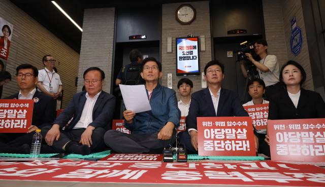 ▲국민의힘 당 대표 선거에 출마한 김문수 후보가 14일 서울 여의도 중앙당사 로비에서 김건희 특검의 당사 압수수색에 항의하며 농성을 벌이고 있다. ⓒ연합뉴스