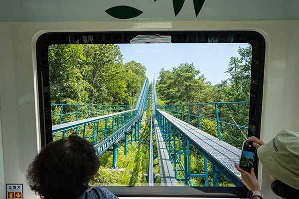 모노레일을 타고 올라갈 수 있다. 속도가 느리다.
