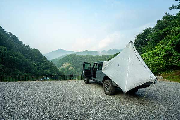 하이퍼라이트마운틴기어의 티피 텐트를 픽업트럭 짐칸에 설치한 모양. 짐칸 크기가 생각보다 작아 텐트 모양이 어색했다.