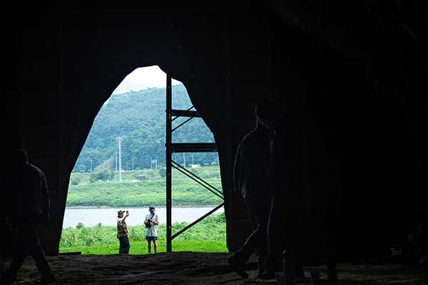 금굴유적지는 인증샷 장소로 유명하다. 굴 안쪽에서 바깥을 향해 보면 이색적인 장면을 볼 수 있다.