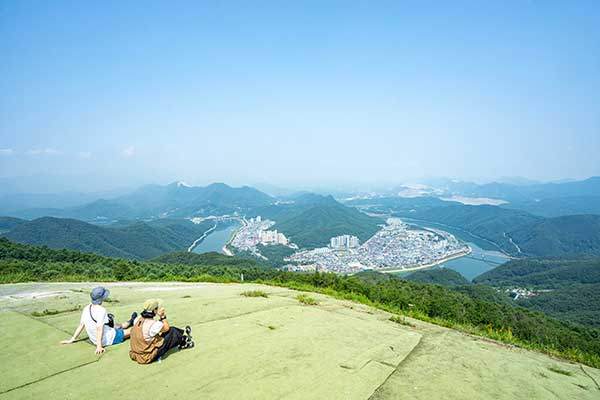 활공장에서 내려다본 단양읍. 멀리 흰색으로 파헤쳐진 곳은 시멘트 공장이다.