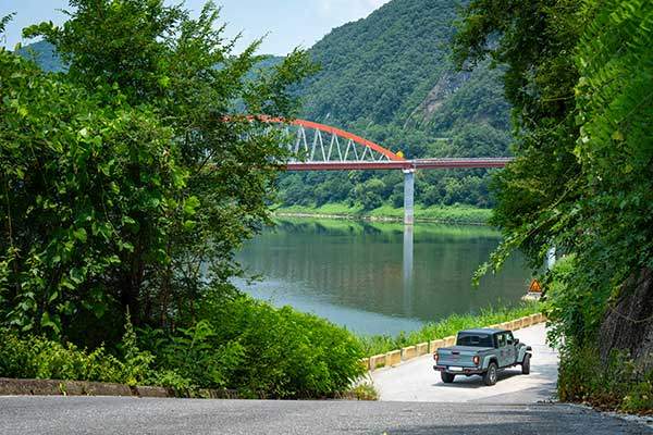 양방산에서 내려와 본 풍경. 남한강과 빨간색 고수대교가 잘 어울린다.