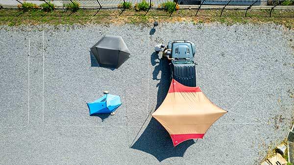 사이트를 완성한 후 위에서 본 모습. 픽업트럭을 이용해 타프를 설치했고, 옆에 비자립 텐트 2동을 세웠다.