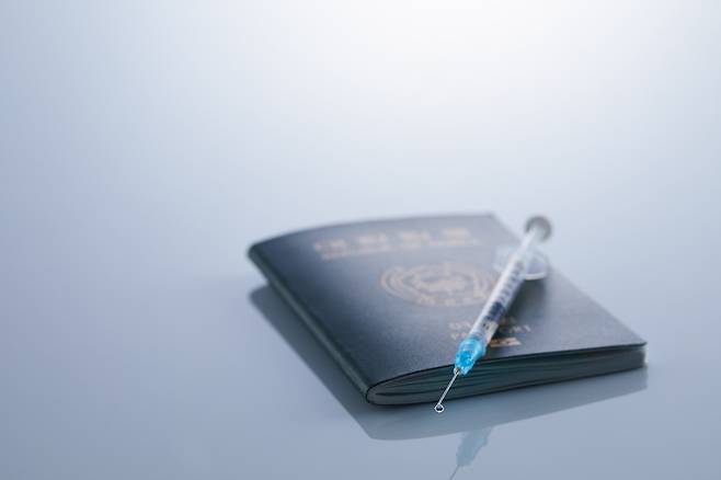 면역이 없는 사람이&nbsp;홍역&nbsp;환자와 접촉하면&nbsp;90%&nbsp;이상 감염될 수 있다. 게티이미지