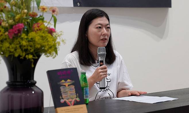 13일 첫 에세이집 ‘이피세世’를 낸 이피 작가가 서울 종로구&nbsp;아트스페이스3갤러리에서 열린 기자간담회에서 취재진의 질문에 답하고 있다. 난다 제공