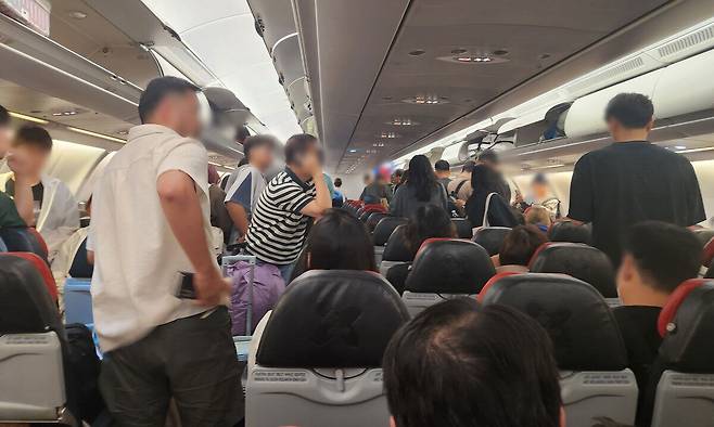 인천행 에어아시아 여객기가 김포공항에 오착륙해 승객들이 당황해 하고 있다. 연합뉴스