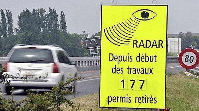 스위스 로잔과 이베르동을 있는 고속도로에서 과속으로 운전면허가 취소된 차량의 수를 표시하는 전광판이 세워져 있는 모습. AP, 연합뉴스