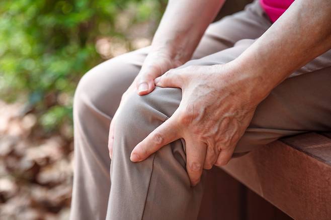걸을 때 발의 각도 등 걸음걸이를 교정하면 골관절염으로 인한 무릎 통증을 진통제 복용 수준으로 완화할 수 있다는 임상실험 결과가 나왔다. 클립아트코리아 제공