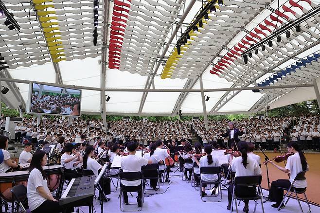 14일 서울 송파구 서울놀이마당에서 열린 제80주년 광복절 기념 '송파구민 대합창'에서 참석자들이 합창을 하고 있다.
