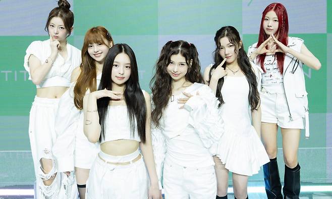 걸그룹 앳하트가 13일 서울 용산구 블루스퀘어에서 열린 첫 미니앨범 ‘플롯 트위스트’ 발매 기념 쇼케이스에서 포즈를 취하고 있다. 왼쪽부터 멤버 봄, 케이틀린, 나현, 미치, 서현, 아린.&nbsp;타이탄콘텐츠 제공
