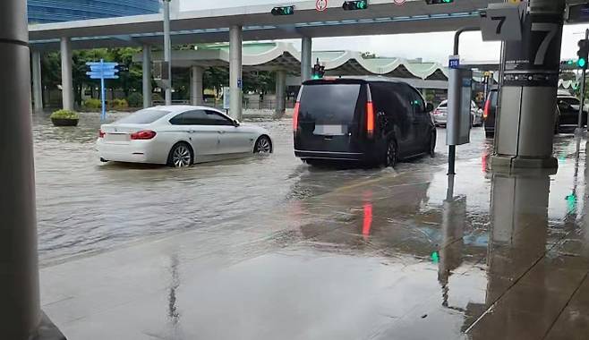 수도권에 많은 비가 내린 13일 서울 강서구 김포공항 앞 도로에 물이 차 있다. 2025.8.13 독자 제공 연합뉴스