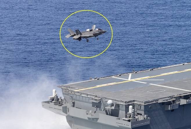 JS 가가 갑판에 착륙하는 영국 F-35B. 해상자위대 제공