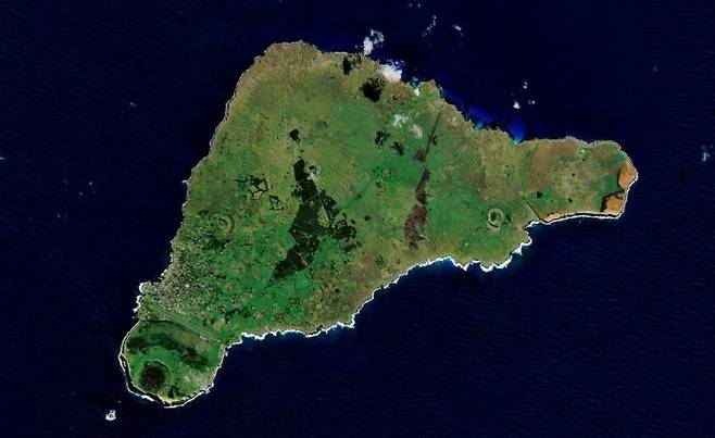 위성으로 본 이스터섬. contains modified Copernicus Sentinel data (2019), processed by ESA, CC BY-SA 3.0 IGO