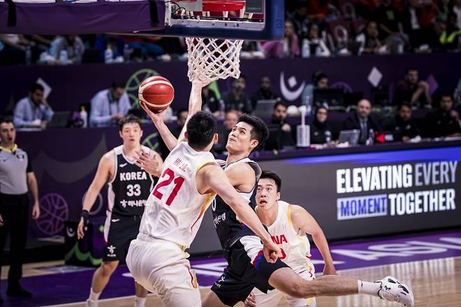한국 남자농구 국가대표 하윤기가 14일 사우디아라비아 제다에서 열린 2025 국제농구연맹(FIBA) 아시아컵 중국과의 8강전에서 슛하고 있다. FIBA 제공