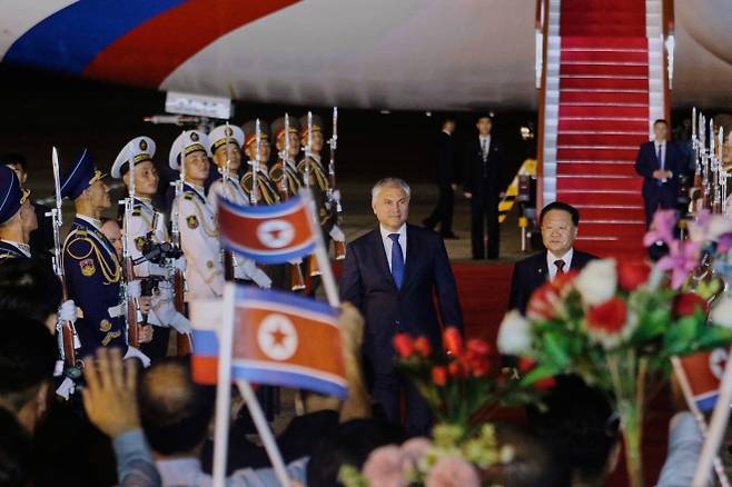 뱌체슬라프 볼로딘 러시아 하원(국가두마) 의장이 광복 80주년을 앞두고 14일 북한 평양 국제공항에 도착해 최룡해 최고인민회의 상임위원장의 영접을 받고 있다. 2025.8.14 평양 AP 연합뉴스