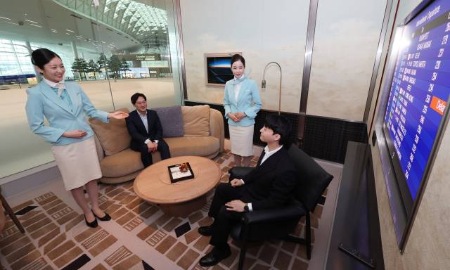 14일 인천국제공항 제2터미널에서 열린 대한항공 신규라운지 오픈 행사에서 대한항공 직원들이 마일러 클럽을 소개하고 있다. 대한항공은 이날 인천국제공항 라운지의 대대적인 리뉴얼을 마치고 사전 공개 행사를 열었다. 정식 개장은 오는 18일이다. 영종도=권욱 기자 2025.8.14