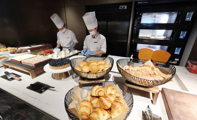 14일 인천국제공항 2터미널 대한항공 마일러 클럽 ‘라이브 스테이션’에서 셰프들이 음식을 조리하고 있다. 대한항공은 이날 인천국제공항 라운지의 대대적인 리뉴얼을 마치고 사전 공개 행사를 열었다. 대한항공이 운영하는 공항 라운지에 라이브 스테이션을 도입한 것은 이번이 처음이다. 정식 개장은 오는 18일이다. 영종도=권욱 기자 2025.8.14