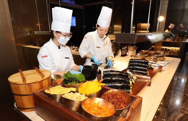 14일 인천국제공항 2터미널 대한항공 마일러 클럽 ‘라이브 스테이션’에서 셰프들이 음식을 조리하고 있다. 대한항공은 이날 인천국제공항 라운지의 대대적인 리뉴얼을 마치고 사전 공개 행사를 열었다. 대한항공이 운영하는 공항 라운지에 라이브 스테이션을 도입한 것은 이번이 처음이다. 정식 개장은 오는 18일이다. 영종도=권욱 기자 2025.8.14