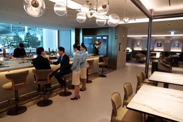 대한항공은 인천국제공항 라운지의 대대적인 리뉴얼을 마치고 14일 사전 공개 행사를 열었다. 국내 5성급 호텔 셰프들이 즉석에서 조리해주는 오픈 키친 겸 라이브 스테이션이 처음으로 도입된 이번 라운지는 오는 18일부터 일반에 공개된다. 영종도=권욱 기자 2025.8.14