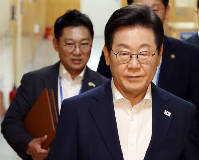 이재명 대통령이 14일 서울 용산 대통령실에서 수석보좌관회의에 입장하고 있다. 왼쪽은 김남준 제1부속실장. 연합뉴스