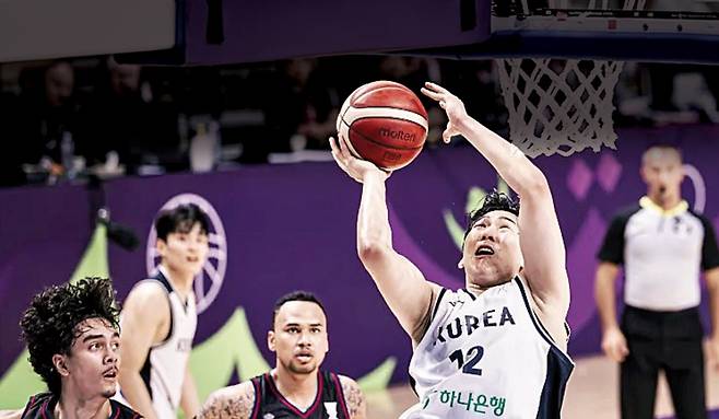 문정현이 12일 괌과의 FIBA 아시아컵 8강 결정전에서 골 밑 슛을 시도하고 있다. FIBA 제공