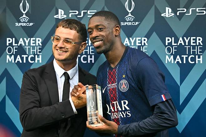 PSG 우스만 뎀벨레가 14일 UEFA 슈퍼컵 토트넘전 승리 후 경기 최우수선수로 선정돼 트로피를 받고 있다. EPA연합뉴스