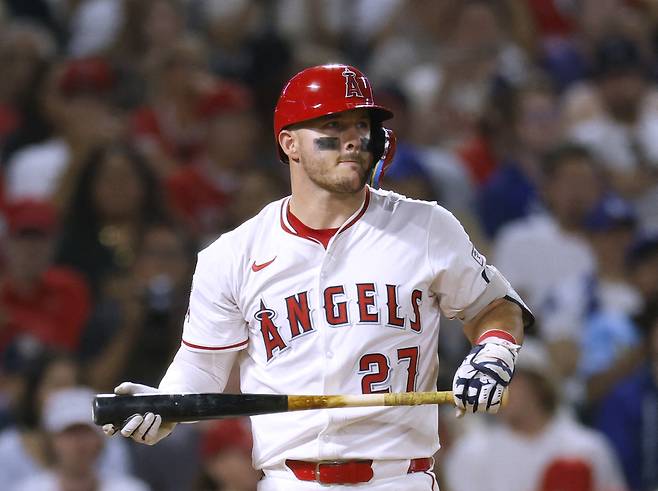 LA 에인절스 마이크 트라웃이 14일 LA 다저스전에서 오타니에게 삼진을 당한 뒤 아쉬워하고 있다. AFP연합뉴스