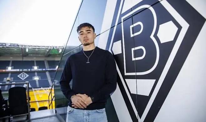 ▲ 중국 '소후'는 "국제축구연맹(FIFA)이 이틀 전 독일 분데스리가 묀헨글라트바흐에서 뛰는 옌스 카스트로프(사진)의 소속 단체를 독일축구협회에서 대한축구협회로 변경했다"며 "약체국만이 아닌 한국과 같은 강팀도 귀화 대열에 합류하고 있다. 이 같은 흐름을 외면할 경우 중국 남자 축구는 아시아 내에서도 3류 수준으로 전락할 수 있다"며 한중 간 전력 격차가 더 커지고 고착화될 가능성을 염려했다. ⓒ '소후' 홈페이지 갈무리