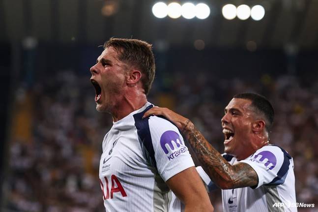 미키 판 더 펜(왼쪽)이 14일 오전 4시(한국시간) 이탈리아 블루에너지 스타디움에서 열린 2025 유럽축구연맹(UEFA) 슈퍼컵 결승에서 파리 생제르망(PSG)을 상대로 성제골을 터트린 뒤 포효하고 있다. /AFPBBNews=뉴스1