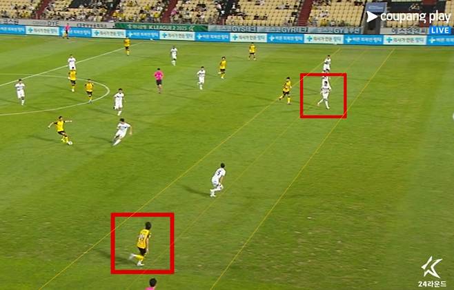지난 10일 광양전용구장에서 열린 전남 드래곤즈와 천안시티의 하나은행 K리그2 2025 24라운드, 전남 김용환이 정강민(하단 빨간색 네모)에게 패스하는 순간 장면. 심판진은 5분이 넘는 비디오 판독 끝에 정강민의 위치가 오프사이드라는 이유로, 이후 상황에서 나온 전남 득점을 취소했다. 상단 빨간색 네모는 천안시티 최종 수비수, 노란색 선은 잔디를 따라 그린 가상선. /사진=중계화면 캡처