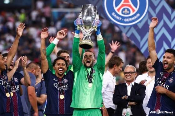 파리 생제르망(PSG) 선수들이 14일 오전 4시(한국시간) 이탈리아 블루에너지 스타디움에서 열린 2025 유럽축구연맹(UEFA) 슈퍼컵 우승 후 기뻐하고 있다. /AFPBBNews=뉴스1