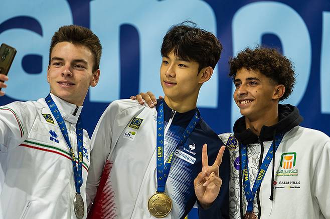 지난해 열린 국제근대5종연맹(UIPM) U-19 세계선수권대회 시상식 후 기념 사진을 촬영하고 있는 임태경(가운데). /사진=대한근대5종연맹 제공