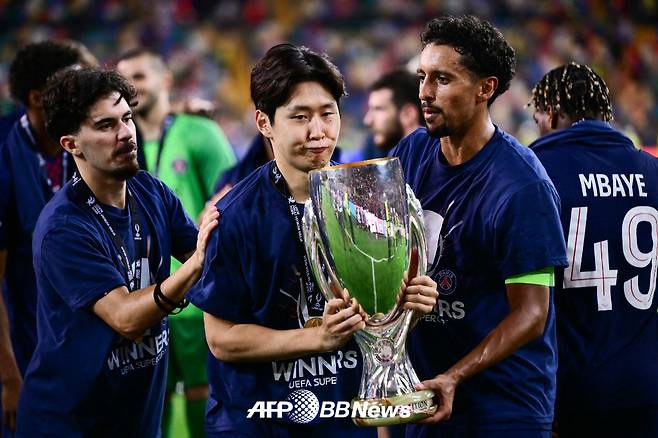 파리 생제르맹(PSG) 이강인이 14일 유럽축구연맹(UEFA) 슈퍼컵 우승 트로피 세리머니를 준비하고 있다. /사진=/AFPBBNews=뉴스1