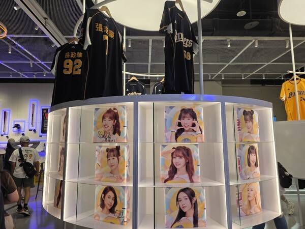 야구 구단 굿즈샵은 절반 정도가 치어리더 관련 상품으로 채워져 있다. 사진=김태현 기자