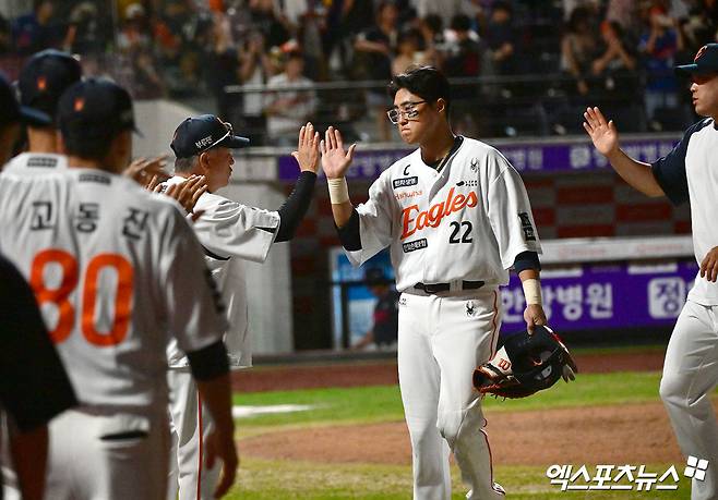 13일 오후 대전 한화생명 볼파크에서 열린 '2025 신한 SOL Bank KBO리그' 롯데 자이언츠와 한화 이글스의 경기, 한화가 2회에만 5점을 뽑아내며 롯데에 6:0 승리를 거뒀다.  이날 경기에서 승리한 한화 김경문 감독이 선수들과 하이파이브를 하고 있다. 대전, 김한준 기자
