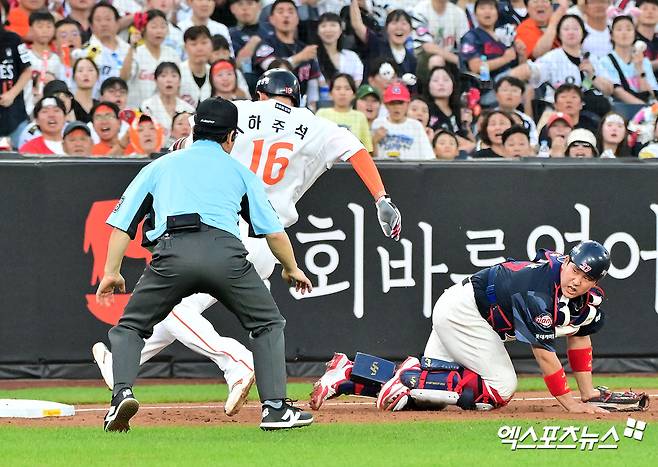 13일 오후 대전 한화생명 볼파크에서 열린 '2025 신한 SOL Bank KBO리그' 롯데 자이언츠와 한화 이글스의 경기, 2회말 무사 1,2루 한화 하주석이 김태연의 내야땅볼때 3루까지 진루하고 있다. 대전, 김한준 기자